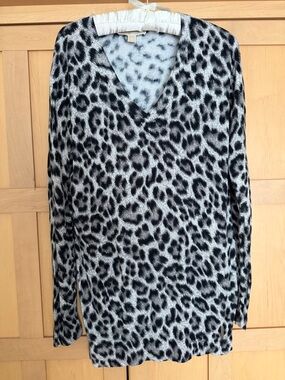 MICHAEL KORS V-Neck Leopard Print Tunic Sweater - Black & Light Gray in EUC